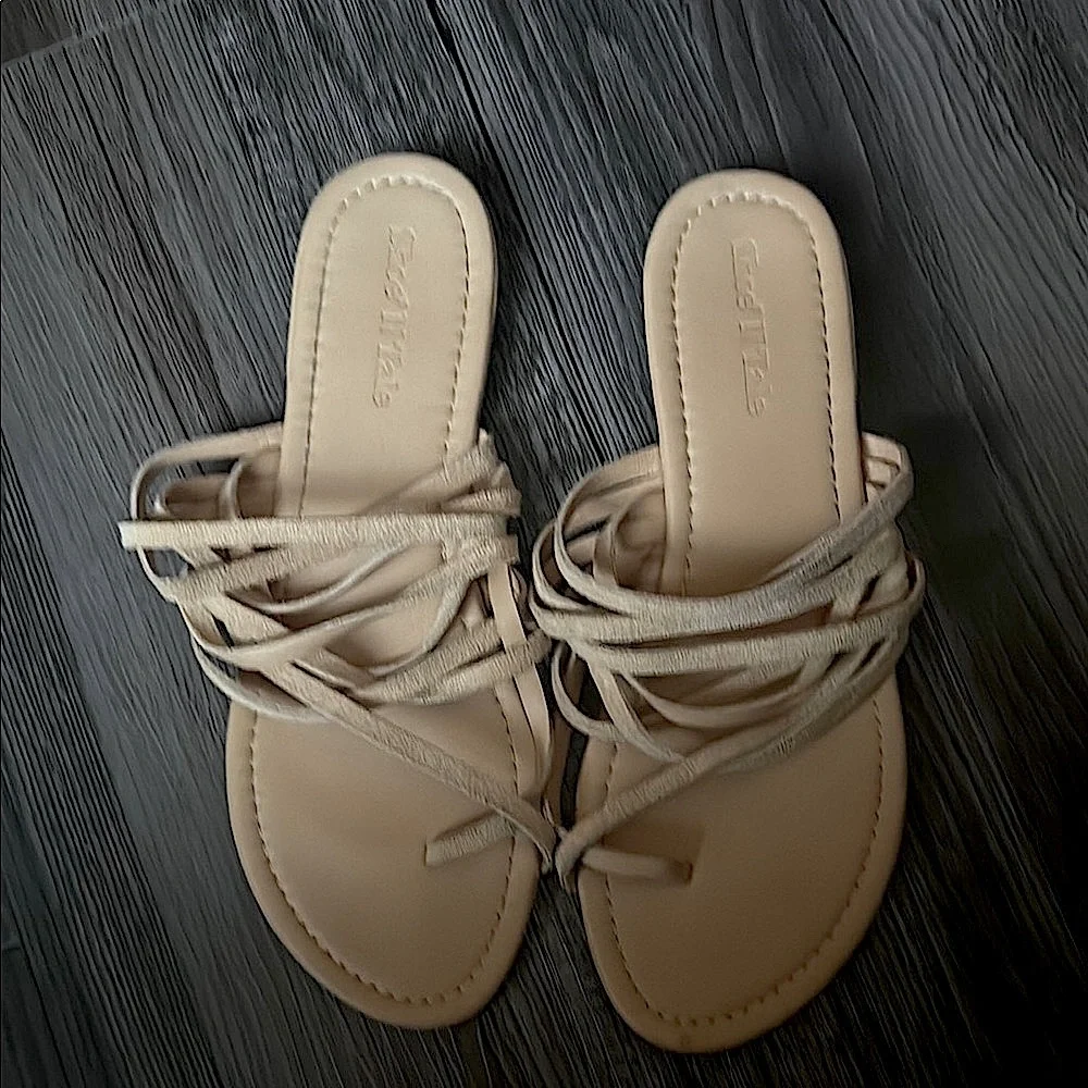 Shoe' N Tale Strappy Flat Sandal - Picture 3 of 6